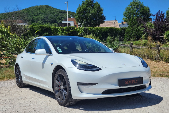 TESLA MODEL 3