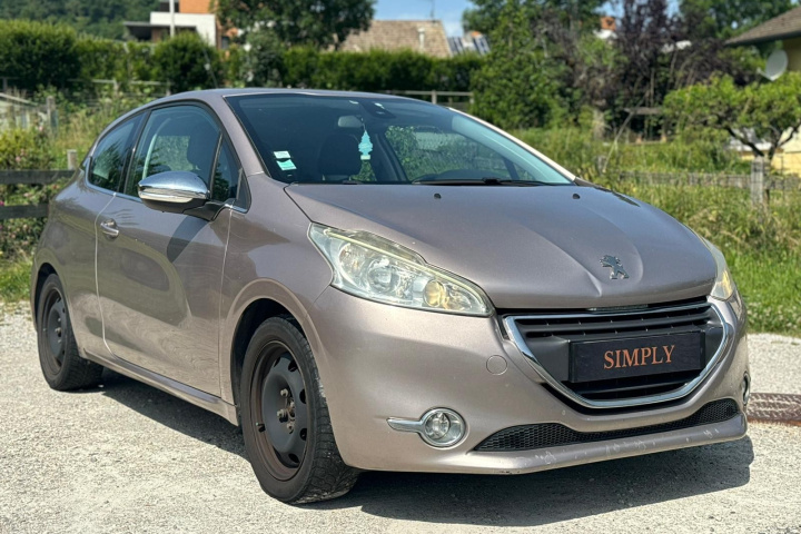 PEUGEOT 208