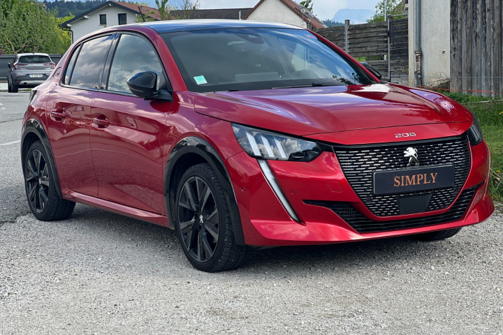 PEUGEOT 208