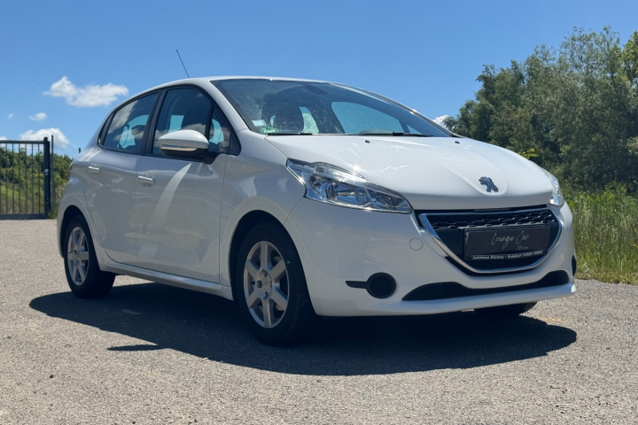 PEUGEOT 208